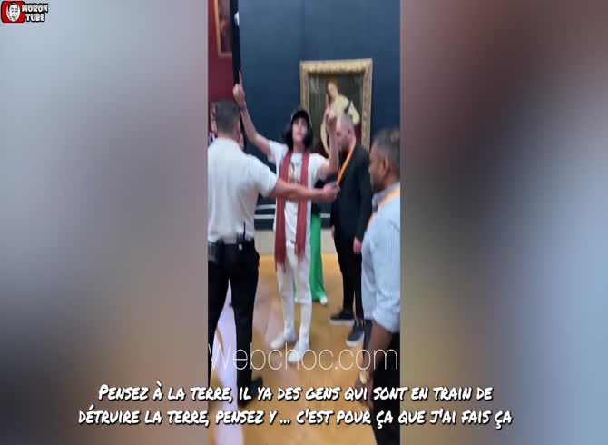 Video :He attempts to destroy the Mona Lisa artwork, but security stops him!